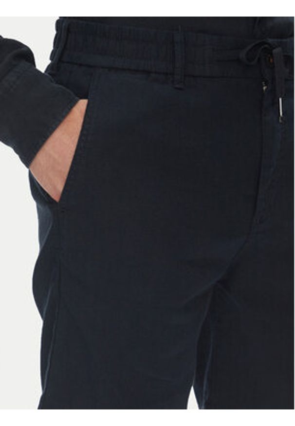 BOSS Szorty materiałowe 50536863 Granatowy Tapered Fit. Kolor: niebieski. Materiał: syntetyk