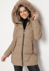Born2be - Ciemnobeżowa Taliowana Kurtka Pikowana z Kapturem z Futrem Nalaseva. Okazja: na co dzień. Typ kołnierza: kaptur. Kolor: beżowy. Materiał: futro. Sezon: zima. Styl: casual, elegancki #1