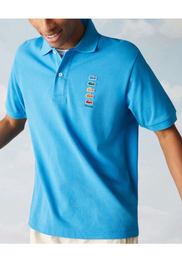 Lacoste - LACOSTE - Niebieska koszulka polo z logo Regular Fit. Typ kołnierza: polo. Kolor: niebieski. Materiał: bawełna. Wzór: haft, prążki, aplikacja. Styl: klasyczny, sportowy
