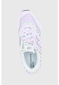 New Balance Buty kolor różowy na płaskiej podeszwie. Nosek buta: okrągły. Zapięcie: sznurówki. Kolor: fioletowy. Materiał: guma. Obcas: na płaskiej podeszwie