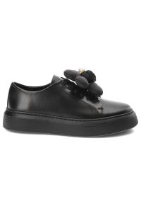 CheBello - Czarne Eleganckie Sneakersy Chebello Z Ozdobnym Kwiatem. Okazja: na co dzień. Kolor: czarny. Materiał: materiał, skóra. Wzór: kwiaty