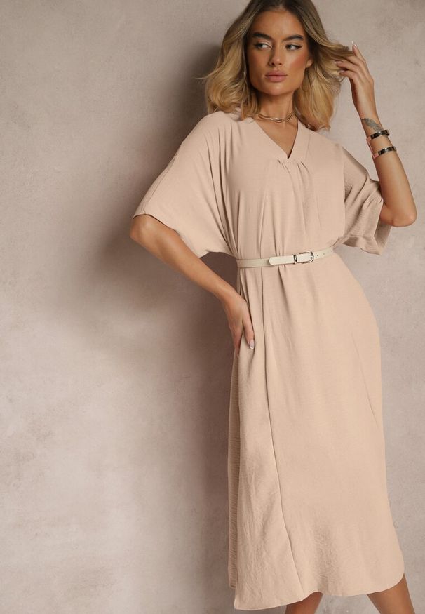 Renee - Beżowa Pudełkowa Sukienka z Bawełną i Marszczeniem Teleriela. Okazja: na co dzień. Kolekcja: plus size. Kolor: beżowy. Materiał: bawełna. Sezon: lato. Typ sukienki: proste, dla puszystych. Styl: klasyczny, casual