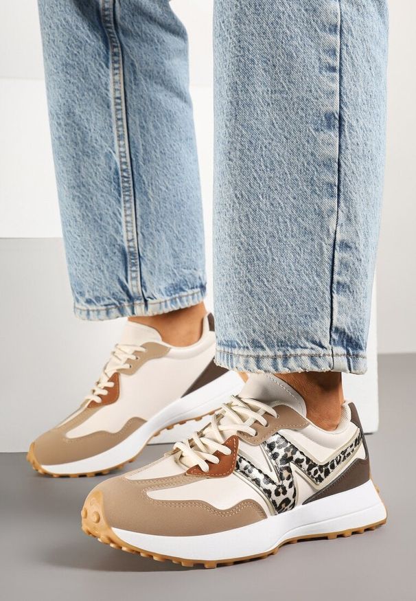 Renee - Panterkowe Sneakersy z Przeszyciami i Ozdobnym Bieżnikiem Weonessa. Okazja: na co dzień. Materiał: jeans. Szerokość cholewki: normalna