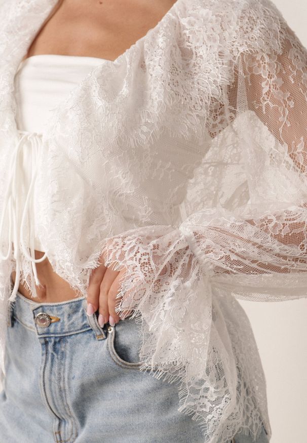 Born2be - Biała Bawełniana Bluzka z Transparentnej Koronki z Falbankami w Stylu Boho Palamna. Okazja: na co dzień. Typ kołnierza: kołnierz z falbankami. Kolor: biały. Materiał: bawełna, koronka. Długość: długie. Wzór: koronka. Styl: boho