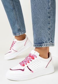 Born2be - Biało-Różowe Sneakersy z Błyszczącymi Wstawkami i Dekoracyjnym Sznurowaniem Horustia. Kolor: biały
