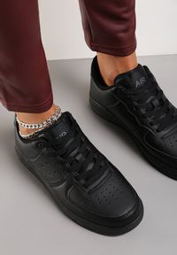 Renee - Czarne Sneakersy Coreadenah. Kolor: czarny. Szerokość cholewki: normalna. Wzór: prążki