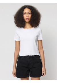 outhorn - T-shirt crop w prążki damski - biały. Kolor: biały. Materiał: dzianina, materiał, elastan, bawełna, prążkowany. Długość rękawa: krótki rękaw. Wzór: prążki