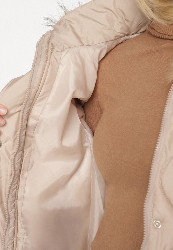 Born2be - Ciemnobeżowa Pikowana Kurtka o Pudełkowym Kroju z Odpinanym Kapturem z Futrem Lilssia. Okazja: na co dzień. Kolor: beżowy. Materiał: futro. Styl: klasyczny, casual, elegancki