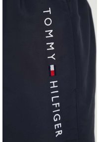 TOMMY HILFIGER - Tommy Hilfiger szorty kąpielowe kolor granatowy. Kolor: niebieski. Materiał: tkanina, poliester #3