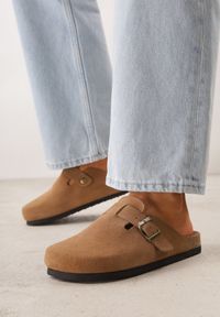 Born2be - Jasnobrązowe Zamszowe Klapki w Stylu Chodaków Ozdobione Klamrą Irinania. Okazja: na co dzień. Kolor: brązowy. Materiał: zamsz. Wzór: aplikacja. Styl: casual #1