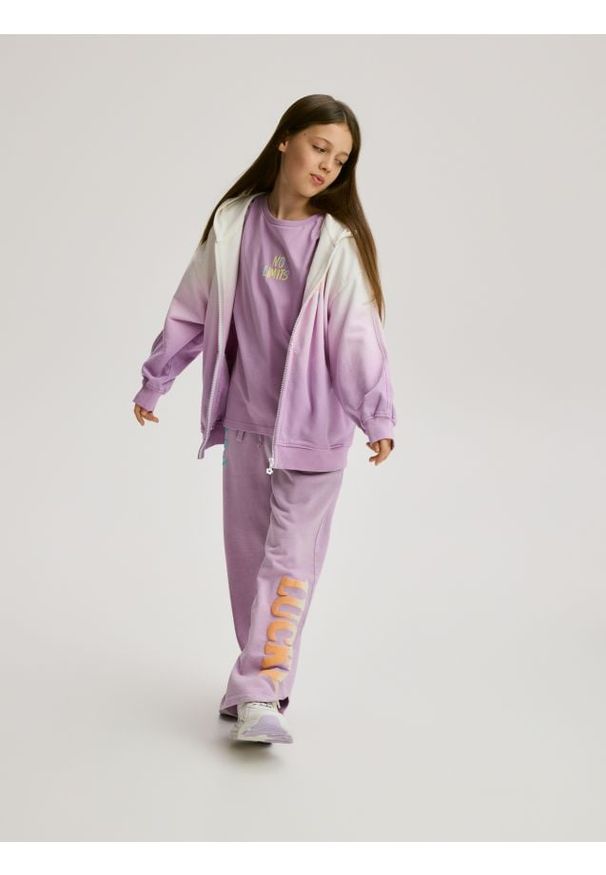 Reserved - Dresowe spodnie z nadrukiem - lawendowy. Kolor: fioletowy. Materiał: dresówka. Wzór: nadruk