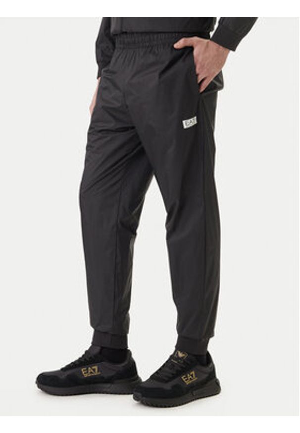 EA7 Emporio Armani Dres 7M001382 AF21521 UC001 Czarny Regular Fit. Kolor: czarny. Materiał: syntetyk