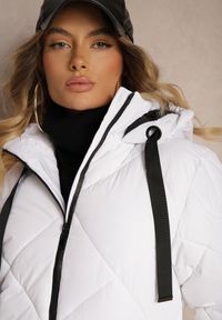 Renee - Biała Pikowana Kurtka z Przeszyciem w Kratę Kapturem i Kieszeniami Zenetta. Typ kołnierza: kaptur. Kolor: biały. Materiał: jeans. Długość: długie. Styl: klasyczny, elegancki, sportowy #5