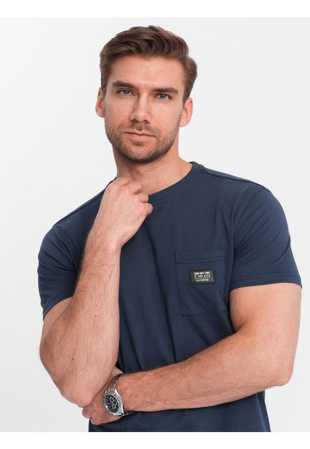 Ombre Clothing - Casualowy t-shirt męski z naszywką na kieszeni – granatowy V10. Okazja: na co dzień. Kolor: niebieski. Materiał: guma, skóra, jersey, bawełna. Wzór: aplikacja. Styl: casual