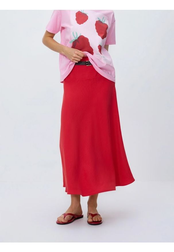 Reserved - Spódnica midi z paskiem - czerwony. Kolor: czerwony. Materiał: tkanina, wiskoza