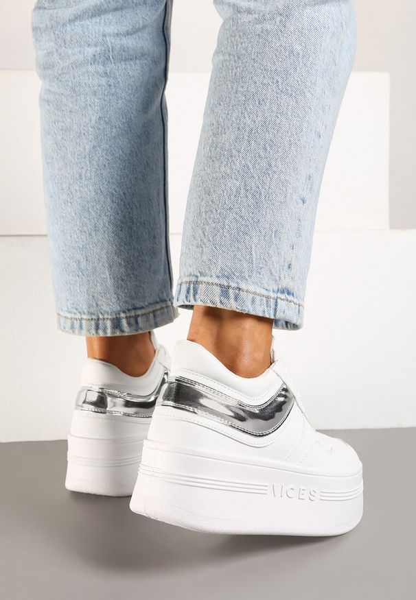 Born2be - Biało-Srebrne Sznurowane Sneakersy Vices na Grubej Podeszwie Ozdobiona Napisem Annalira. Okazja: na co dzień. Zapięcie: sznurówki. Kolor: biały. Materiał: jeans. Wzór: aplikacja, napisy. Obcas: na obcasie. Wysokość obcasa: niski