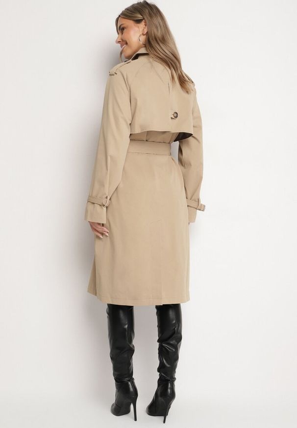 Born2be - Ciemnobeżowy Płaszcz Dwurzędowy Trencz Ozdobiony Paskiem i Pagonami Malwissa. Okazja: na co dzień. Kolor: beżowy. Materiał: jeans. Wzór: aplikacja. Sezon: wiosna, jesień. Styl: elegancki, casual