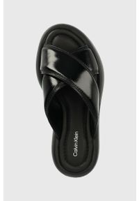 Calvin Klein klapki skórzane BUBBLE SLIDE - PAT damskie kolor czarny na platformie HW0HW01469. Kolor: czarny. Materiał: skóra. Wzór: gładki. Obcas: na platformie #2