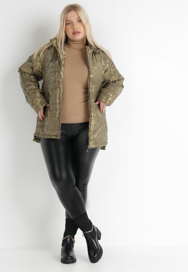 Born2be - Zielono-Złota Kurtka Cecylia. Typ kołnierza: kołnierzyk stójkowy. Kolekcja: plus size. Kolor: zielony. Materiał: tkanina. Wzór: napisy, nadruk