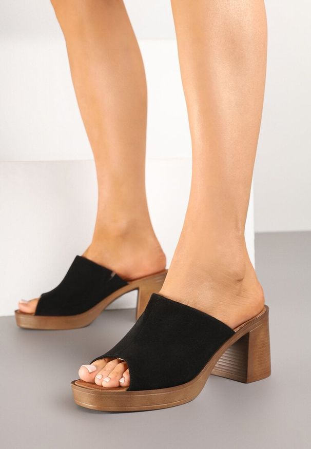 Renee - Czarne Klapki na Słupku w Stylu Basic Zorinea. Okazja: na co dzień. Kolor: czarny. Materiał: jeans. Sezon: wiosna, lato. Obcas: na słupku. Styl: elegancki, casual