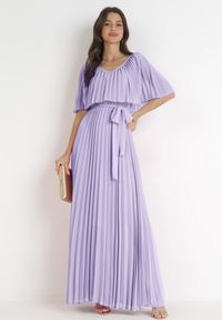 Born2be - Fioletowa Sukienka Plisowana z Szeroką Falbaną Przy Dekolcie Dinara. Kolor: fioletowy. Styl: wizytowy. Długość: maxi #2