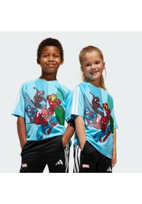 Koszulka Adidas Marvel Spider-Man. Kolor: niebieski, biały, wielokolorowy. Materiał: materiał. Wzór: motyw z bajki. Sport: joga i pilates