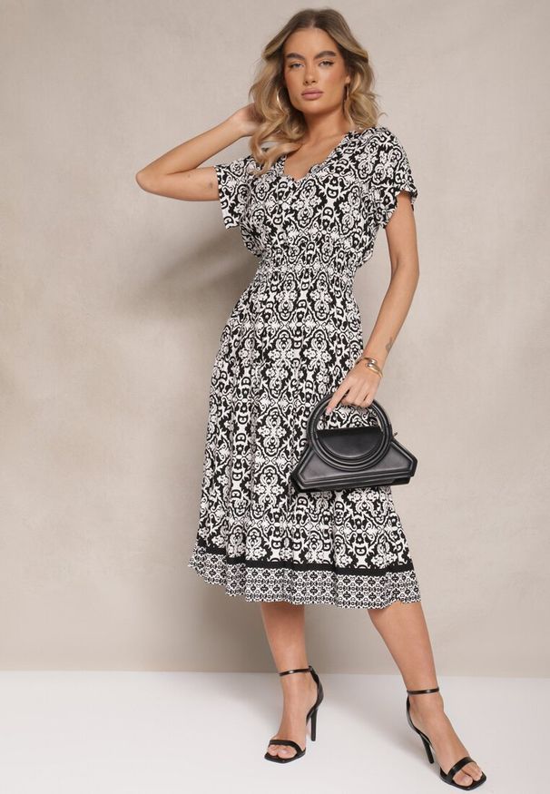 Renee - Biało-Czarna Rozkloszowana Sukienka z Bawełny w Print Paisley Lanarisa. Okazja: na co dzień. Typ kołnierza: dekolt w kształcie V. Kolor: czarny. Materiał: bawełna. Długość rękawa: krótki rękaw. Wzór: nadruk, paisley. Sezon: lato. Styl: casual, elegancki