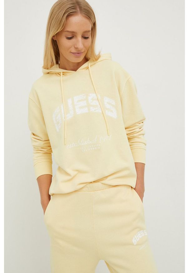 Guess bluza bawełniana damska kolor żółty z kapturem z nadrukiem. Typ kołnierza: kaptur. Kolor: żółty. Materiał: bawełna. Wzór: nadruk