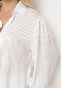Born2be - Biała Plisowana Klasyczna Koszula Zapinana na Guziki Hollysun. Okazja: na spotkanie biznesowe, na co dzień. Kolor: biały. Materiał: jeans. Długość rękawa: długi rękaw. Długość: długie. Styl: klasyczny #7
