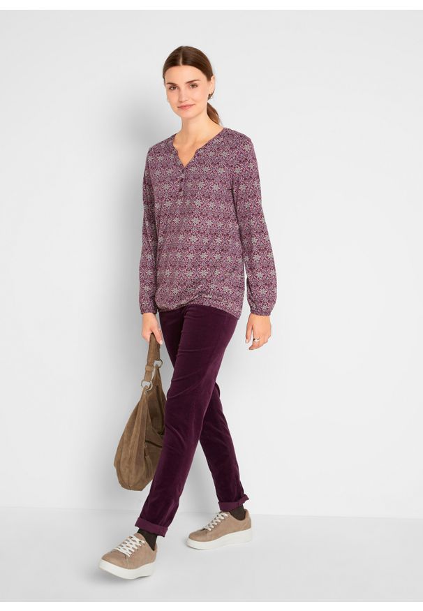 bonprix - Shirt z długim rękawem, dekoltem henley i nadrukiem. Typ kołnierza: typu henley. Kolor: fioletowy. Materiał: jersey. Długość rękawa: długi rękaw. Długość: długie. Wzór: nadruk