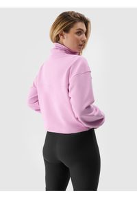 4f - 4F Bluza dresowa z bawełną organiczną damska - pudrowy róż M. Okazja: na co dzień. Typ kołnierza: kołnierzyk stójkowy, bez kaptura. Kolor: różowy. Materiał: bawełna, dresówka. Wzór: gładki, ze splotem. Sezon: lato. Styl: casual, klasyczny, sportowy #2