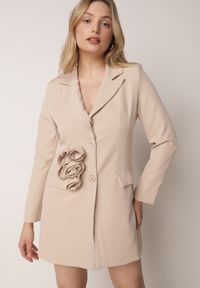 Born2be - Ciemnobeżowa Sukienka Marynarka z Kwiatami 3D i Usztywnioną Linią Ramion Nelailis. Okazja: na co dzień. Kolor: beżowy. Wzór: kwiaty. Typ sukienki: proste. Styl: glamour, casual, elegancki #4