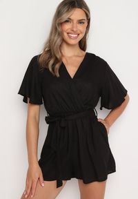 Born2be - Czarny Bawełniany Kombinezon z Kopertowym Dekoltem i Materiałowym Paskiem w Talii Viklie. Kolor: czarny. Materiał: bawełna, materiał. Długość rękawa: krótki rękaw. Długość: krótkie. Styl: elegancki #1