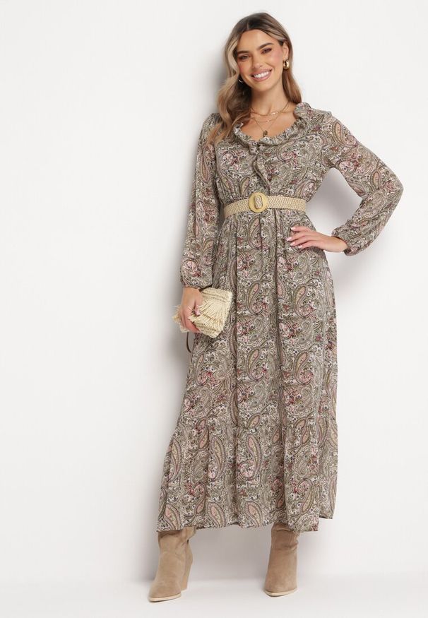 Born2be - jasnozielona Sukienka z Falbanką przy Dekolcie w Ornamentalny Wzór isha. Okazja: na co dzień. Typ kołnierza: dekolt w kształcie V. Kolor: zielony. Materiał: tkanina. Długość rękawa: długi rękaw. Sezon: jesień, wiosna. Typ sukienki: rozkloszowane. Styl: casual, elegancki