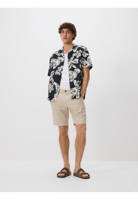 Reserved - Szorty regular z lnem - beżowy. Kolor: beżowy. Materiał: len #1