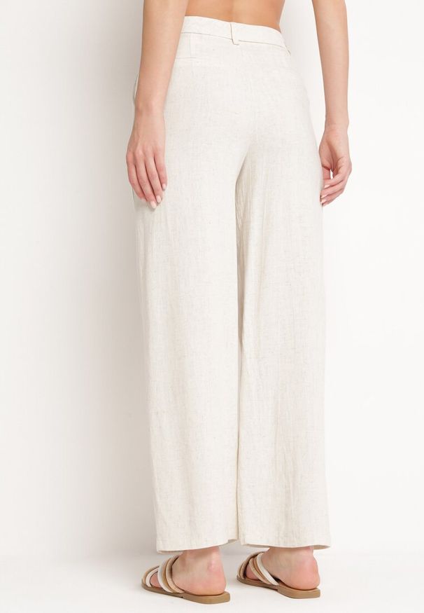 Born2be - Jasnobeżowe Spodnie Wiskozowe z Lnem o Garniturowym Kroju Zapinane na Haczyk Folessa. Kolor: beżowy. Materiał: len, wiskoza. Styl: elegancki