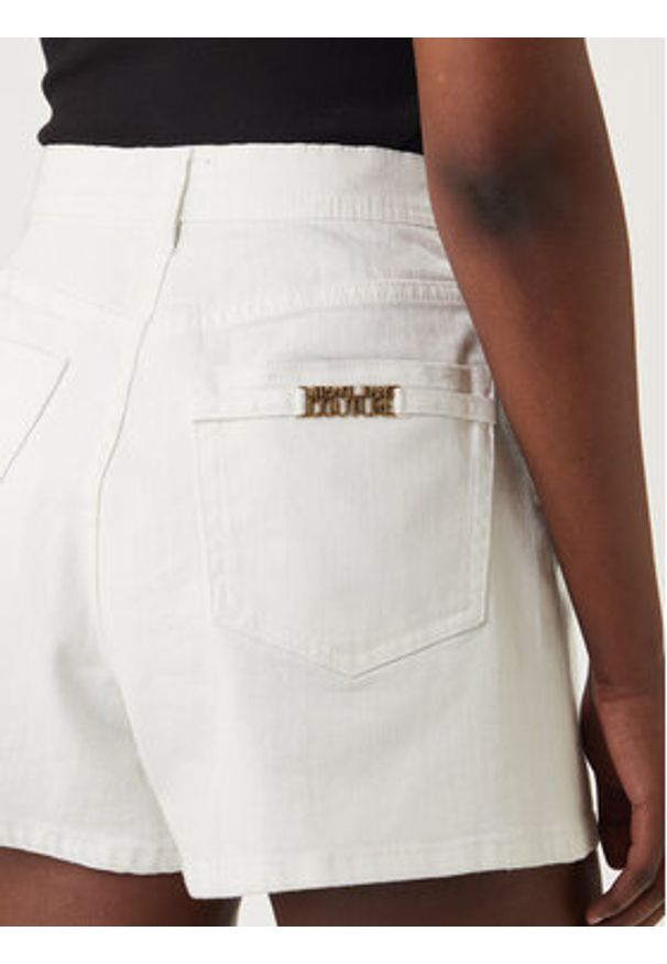 Versace Jeans Couture Szorty jeansowe 80HAD514 CEWCA Biały Regular Fit. Kolor: biały. Materiał: bawełna