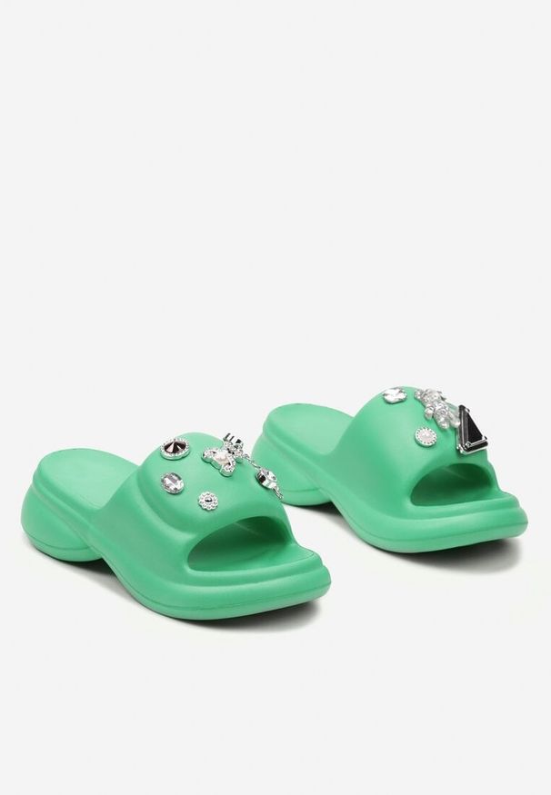Born2be - Zielone Klapki z Pianki na Grubej Podeszwie z Metalowymi Ozdobami i Cyrkoniami Wessa. Okazja: na plażę, na spacer. Kolor: zielony. Materiał: jeans. Wzór: aplikacja. Styl: klasyczny