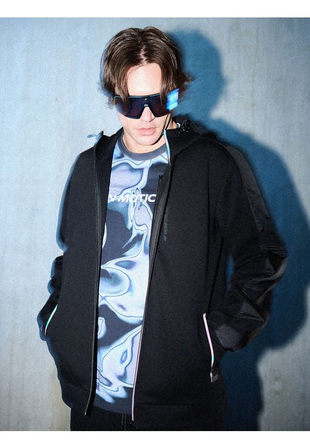 4f - 4F Bluza dresowa regular z kapturem męska - czarna XL. Okazja: na co dzień. Typ kołnierza: kaptur. Kolor: czarny. Materiał: dresówka. Wzór: gładki. Styl: casual, sportowy