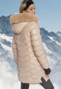 Born2be - Jasnobeżowa Pikowana Kurtka z Kapturem z Odpinanym Futrem Rennaia. Okazja: na spotkanie biznesowe, na spacer. Typ kołnierza: kaptur. Kolor: beżowy. Materiał: futro. Długość rękawa: długi rękaw. Długość: długie. Sezon: zima. Styl: biznesowy, klasyczny, elegancki #2