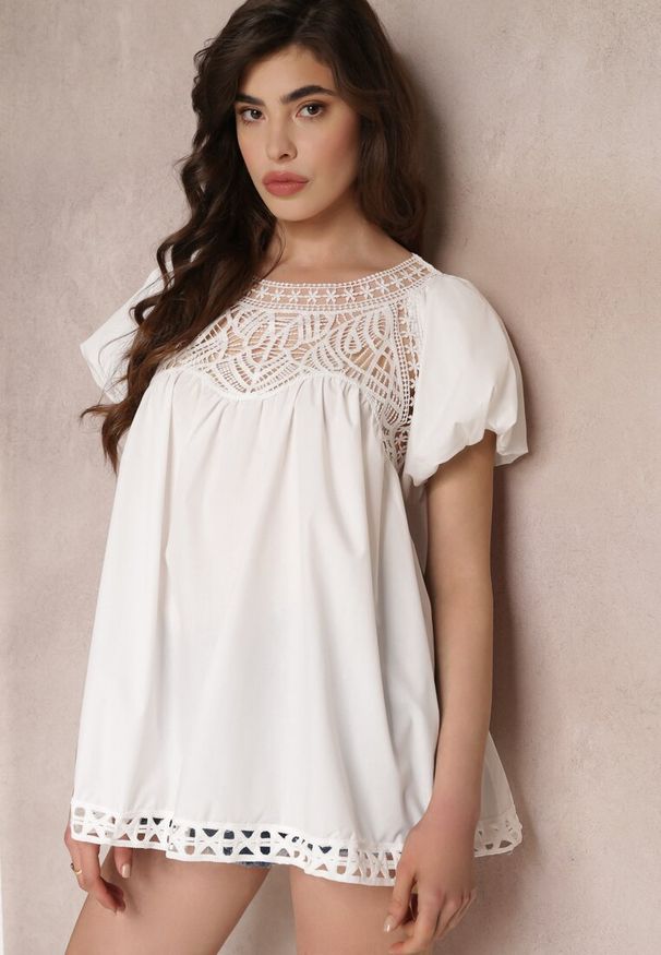 Renee - Biała Koronkowa Bluzka z Bufiastym Rękawem i Rozkloszowanym Dołem Mariete. Kolor: biały. Materiał: koronka