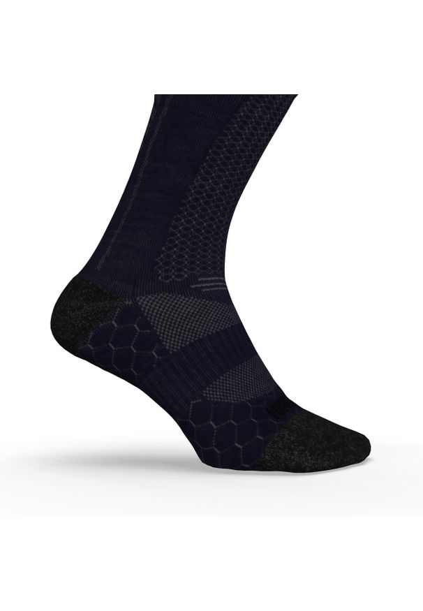 KIPRUN - Skarpetki do biegania Kiprun Run 900 wysokie z wełny merynosa. Kolor: niebieski. Materiał: wełna, poliamid, elastan. Sport: bieganie