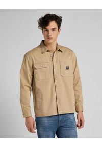 Lee - MĘSKA KOSZULA MATERIAŁOWA LEE BOX POCKET OVERSHIRT SERVICE SAND L68LQPOY 112117194. Materiał: materiał #1