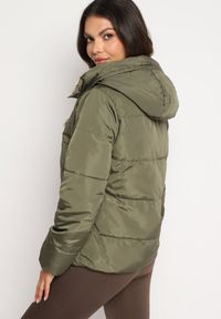 Born2be - Ciemnozielona Dwustronna Pikowana Kurtka z Kapturem Ściągana przy Rękawach Nevelas. Okazja: na spacer, na co dzień. Typ kołnierza: kaptur. Kolor: zielony. Materiał: jeans. Wzór: aplikacja. Styl: casual, elegancki, sportowy #6