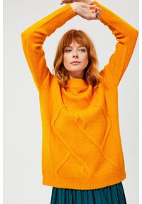 MOODO - Sweter oversize z ozdobnym splotem. Materiał: ze splotem, elastan, akryl. Długość rękawa: długi rękaw. Długość: długie. Wzór: ze splotem, gładki. Styl: klasyczny #1