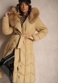 Renee - Beżowa Długa Kurtka o Pikowanym Kroju z Kapturem i Odpinanym Futerkiem Ozdobiona Paskiem Vamimora. Okazja: na spacer, na imprezę. Typ kołnierza: kaptur. Kolor: beżowy. Materiał: futro. Długość: długie. Wzór: aplikacja. Sezon: jesień. Styl: elegancki #5
