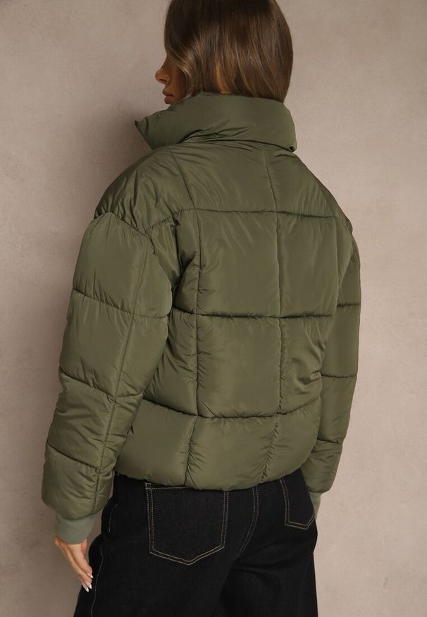 Renee - Ciemnozielona Kurtka Puffer z Pikowanymi Przeszyciami i Ściągaczami przy Rękawach Cenilea. Okazja: na co dzień. Typ kołnierza: kaptur. Kolor: zielony. Materiał: poliester, jeans. Styl: casual, elegancki