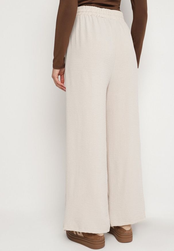 Born2be - Beżowe Spodnie z Wiskozą o Szerokim Kroju ze Ściągaczem w Talii Lavirre. Okazja: na co dzień. Kolor: beżowy. Materiał: wiskoza. Styl: wizytowy, casual, klasyczny