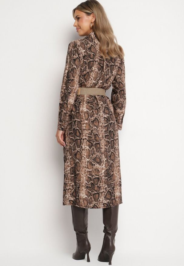 Born2be - Brązowa Wiskozowa Sukienka w Wężowy Wzór o Koszulowym Kroju z Elastycznym Paskiem Rinnosia. Okazja: na spotkanie biznesowe. Typ kołnierza: dekolt w serek. Kolor: brązowy. Materiał: wiskoza. Typ sukienki: koszulowe. Styl: biznesowy, elegancki