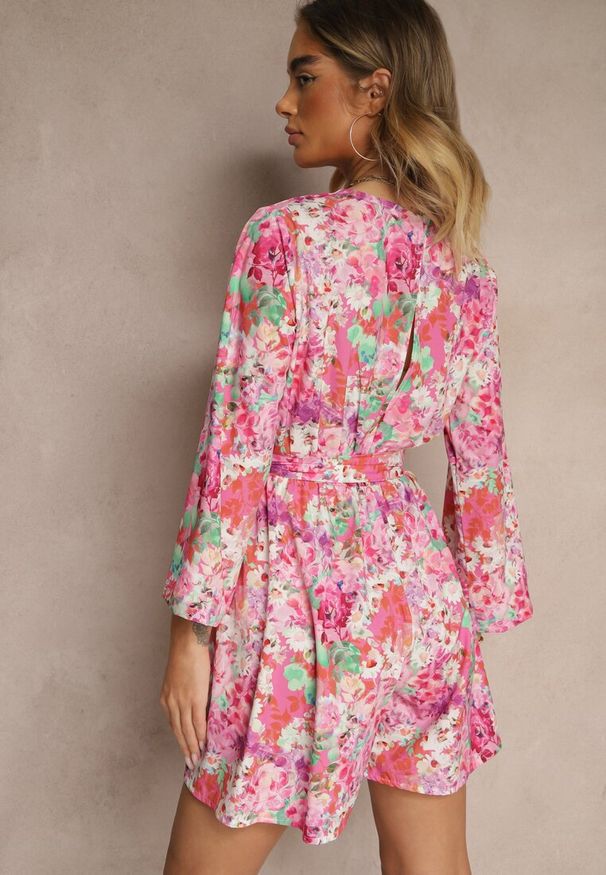 Renee - Różowy Kopertowy Kombinezon z Wiązanym Paskiem i Rozszerzanymi Rękawami Telurea. Okazja: na co dzień, na randkę. Kolor: różowy. Styl: casual, elegancki